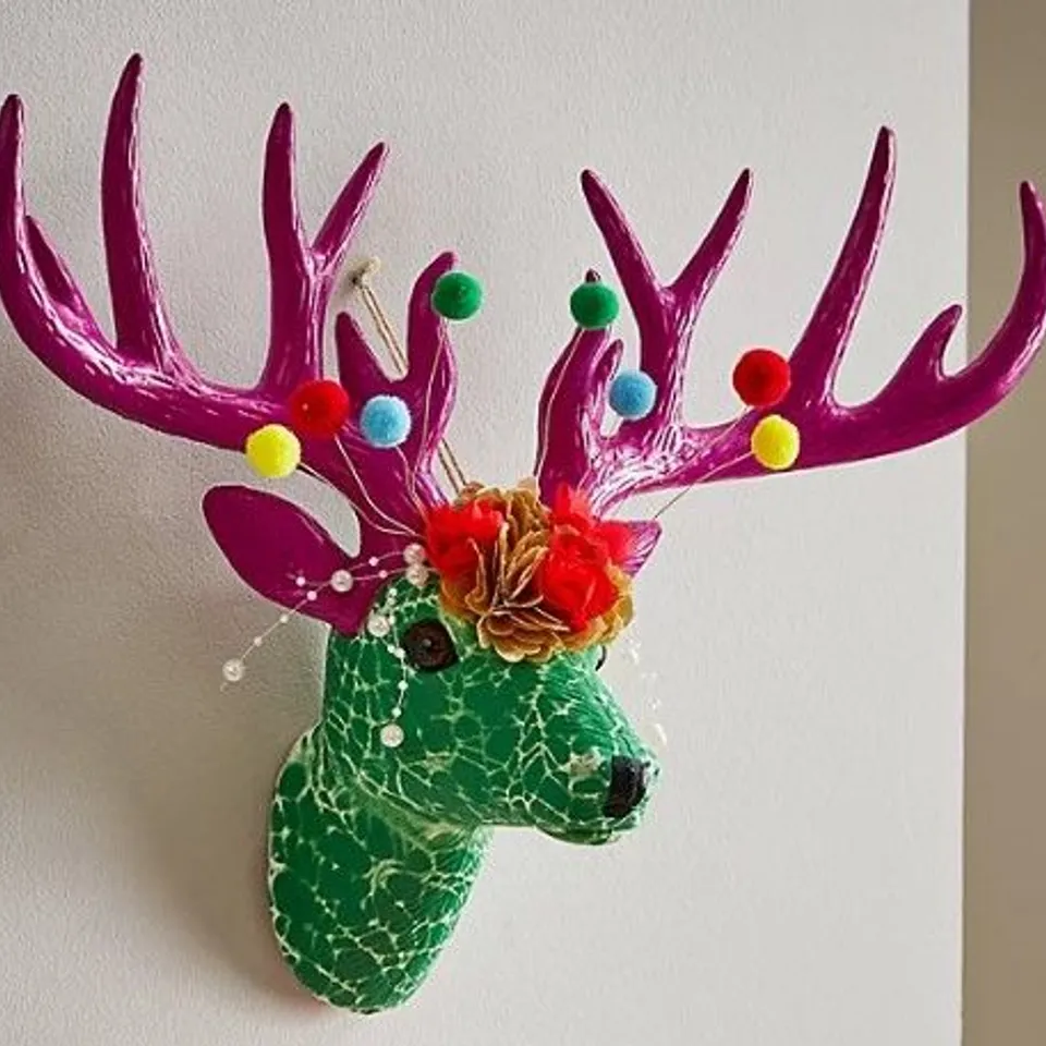 BRAND NEW DEER HEAD MULTI COLOURED PASTIC CHRISTMAS DECORATION 16.51 X 33.02 X 43.18CM