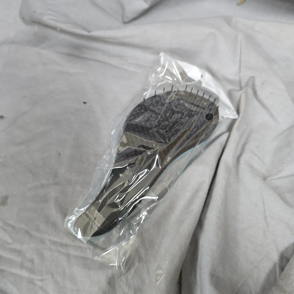 APPROXIMATELY 20 PLASTIC HAIR BRUSHES IN BLUE/BLACK