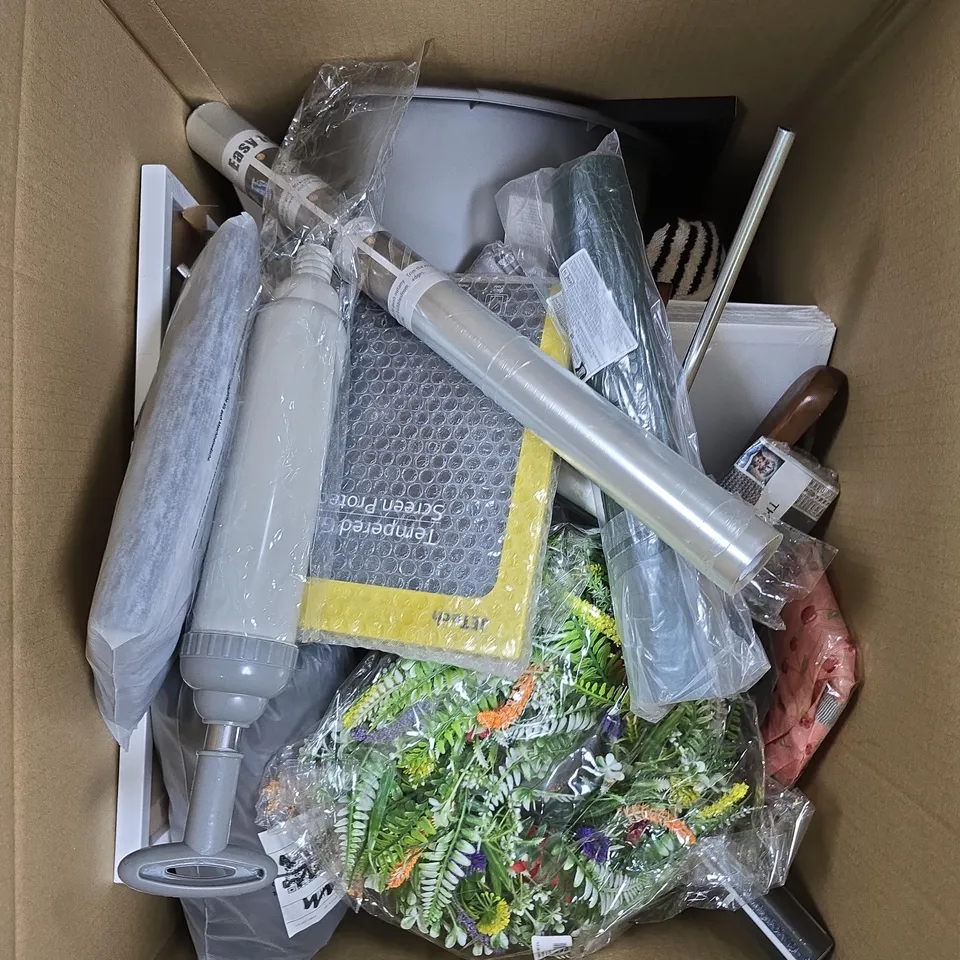 APPROXIMATELY 20 ASSORTED HOUSEHOLD PRODUCTS TO INCLUDE NECK WARMER, SCREEN PROTECTOR, HOME DECOR ETC 