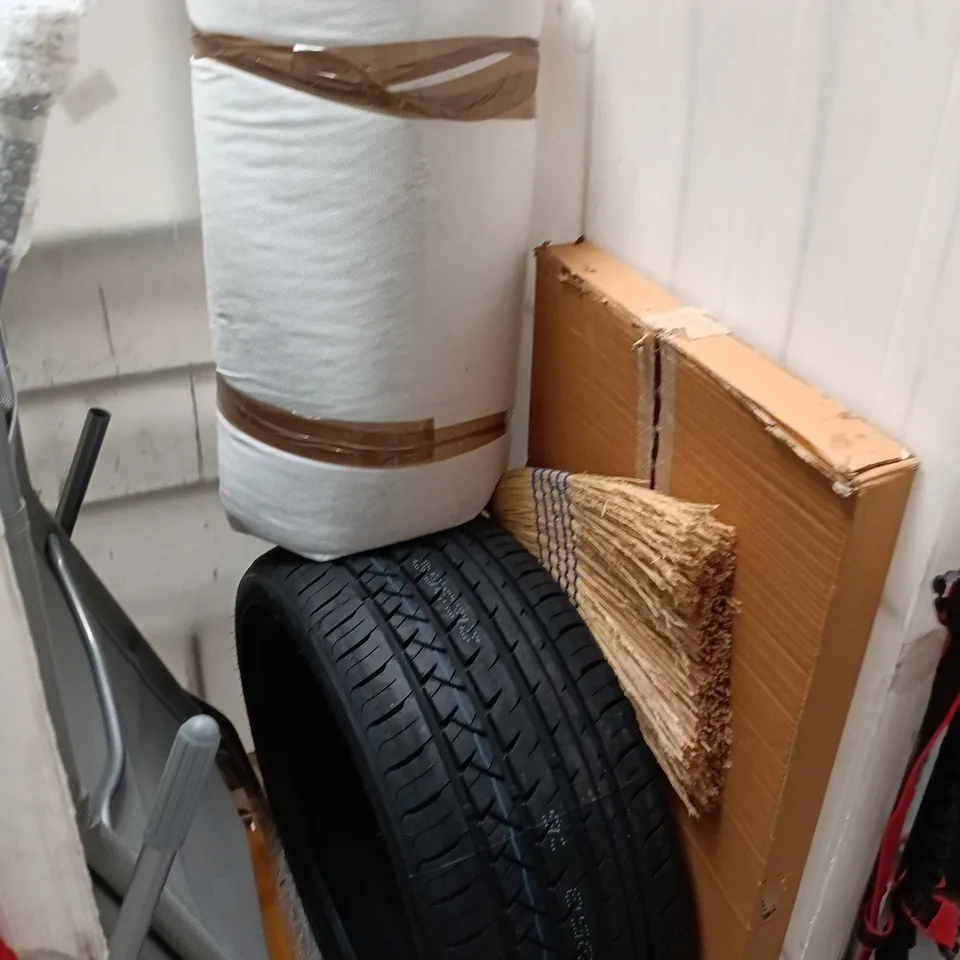 LOT OF APPROXIMATELY 12 ASSORTED HOUSEHOLD ITEMS TO INCLUDE HEATING MAT, FOLDING CHAIR AND 10.5 TOG KINGSIZE DUVET