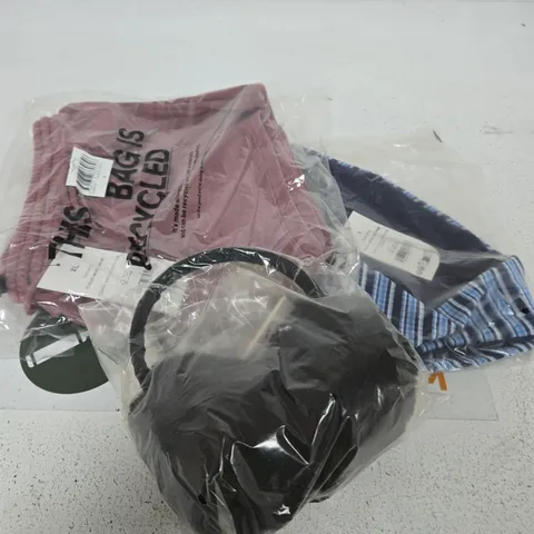 APPROXIMATELY 15 ASSORTED CLOTHING ITEMS IN VARIOUS SIZES, COLOURS & STYLES
