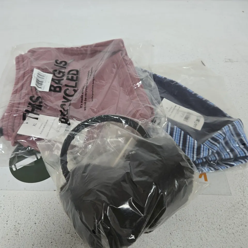 APPROXIMATELY 15 ASSORTED CLOTHING ITEMS IN VARIOUS SIZES, COLOURS & STYLES