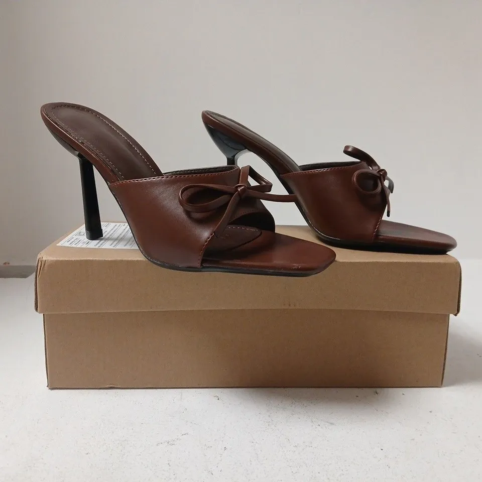BOXED PAIR OF UNBRANDED OPEN TOE HEELS IN CHOCOLATE SIZE EU 38