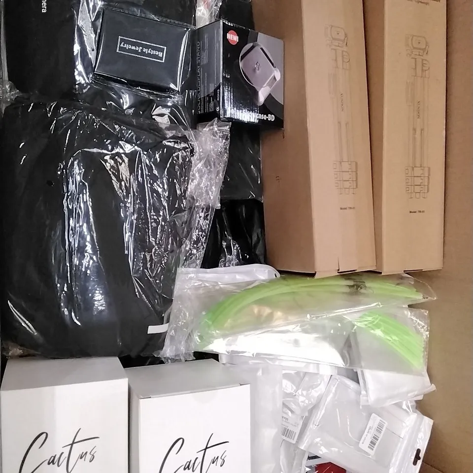 PALLET CONTAINING 3 BOXES OF ASSORTED HOUSEHOLD ITEMS TO INCLUDE BOXED HNIVERSAL TRIPODS AND BOXED HUMIDIFIERS 
