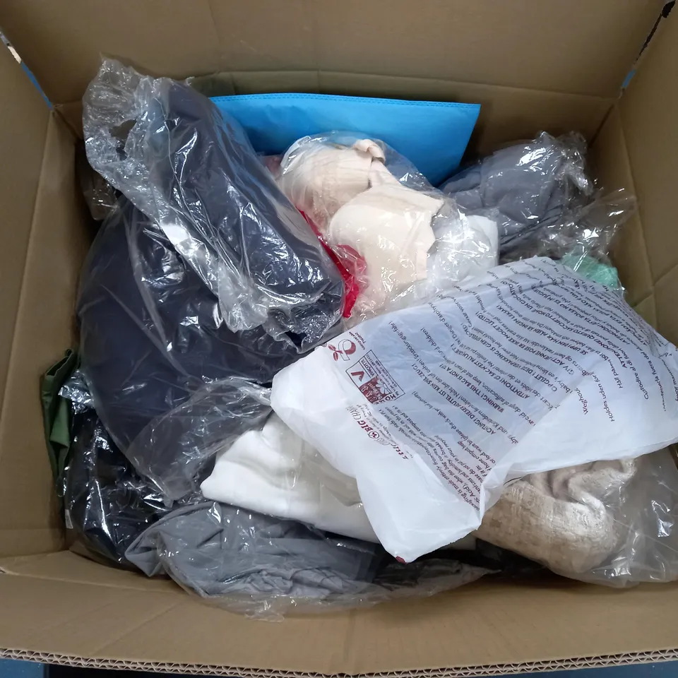 LARGE QUANTITY OF CLOTHING ITEMS TO INCLUDE DRESSES, SWEATERS, JEANS, T-SHIRTS, ETC