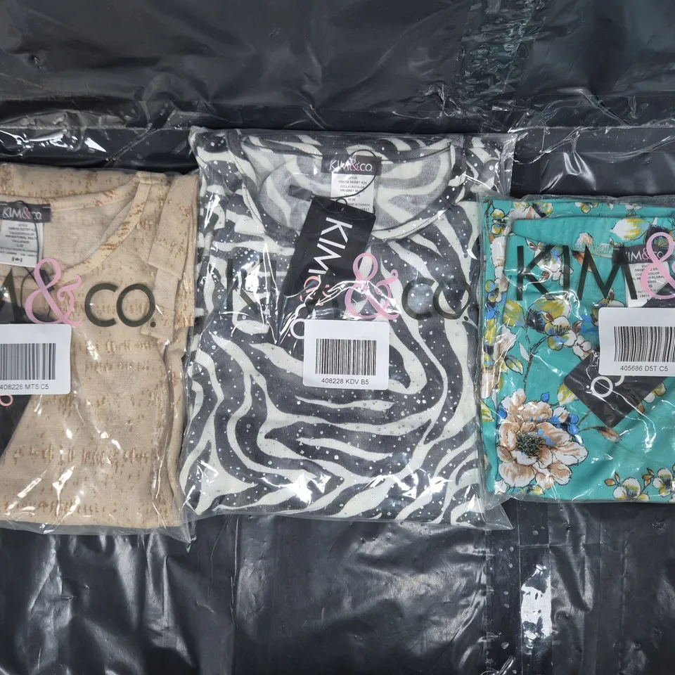 BOX OF APPROXIMATELY 20 ASSORTED CLOTHING AND FASHION ITEMS IN VARIOUS STYLES, SIZES, AND COLOURS, ETC - COLLECTION ONLY