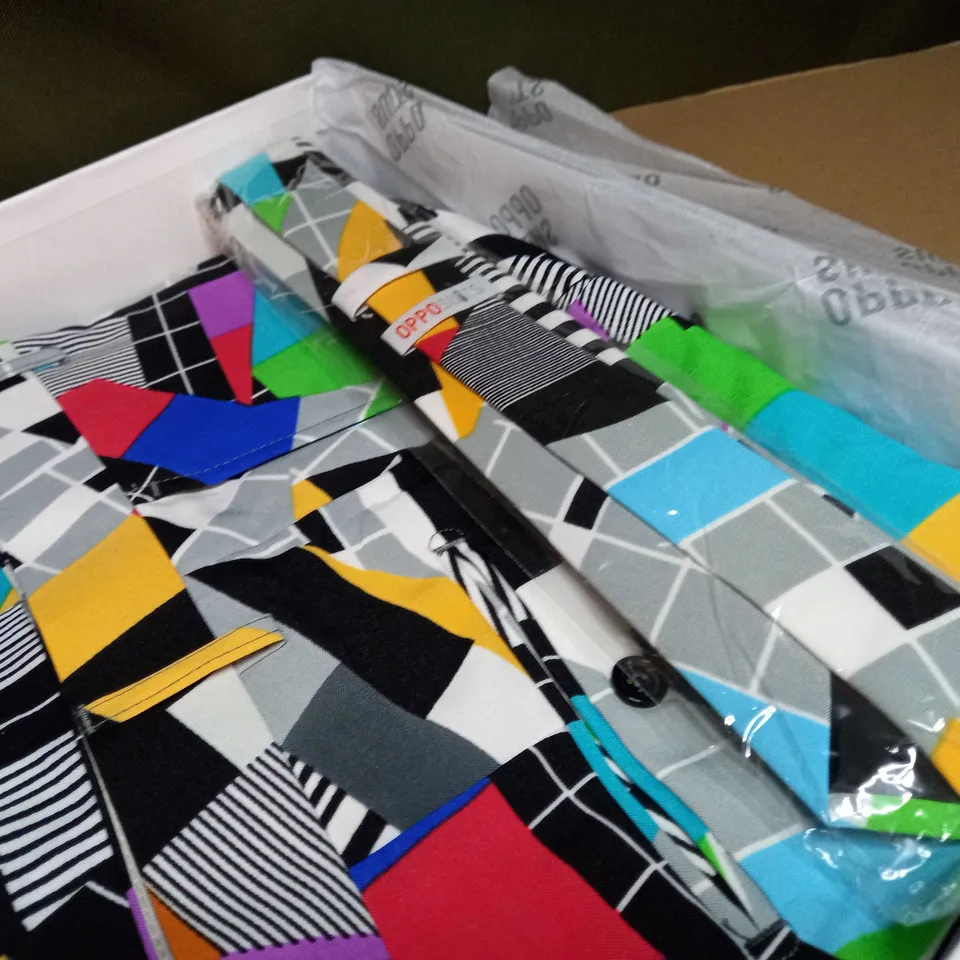 BOXED OPPOSUIT VIBRANT/STATEMENT 3 PIECE SUIT TO INCLUDE: BLAZER, TROUSERS, TIE - SIZE MENS 40