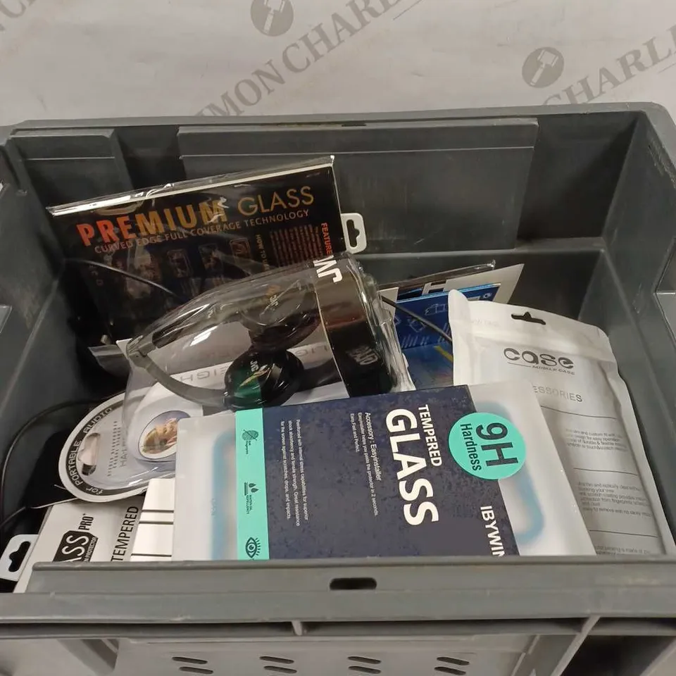 LOT TO CONTAIN APPROX 20 X ASSORTED PHONE ACCESSORIES, INCLUDES HEADPHONES, SCREEN CASES, SCREEN PROTECTORS, EARPHONES ETC 