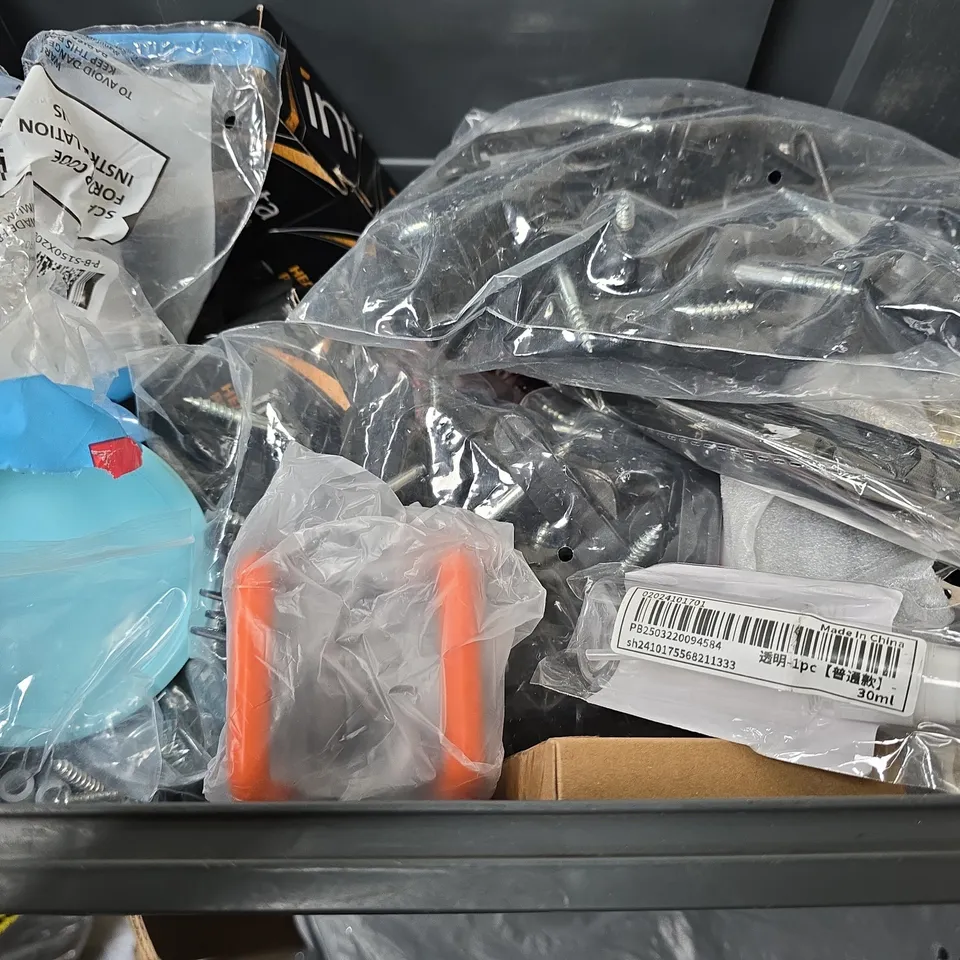 APPROXIMATELY 10 ASSORTED ITEMS TO INCLUDE - HB PENCILS , TAPE MEASURE ETC