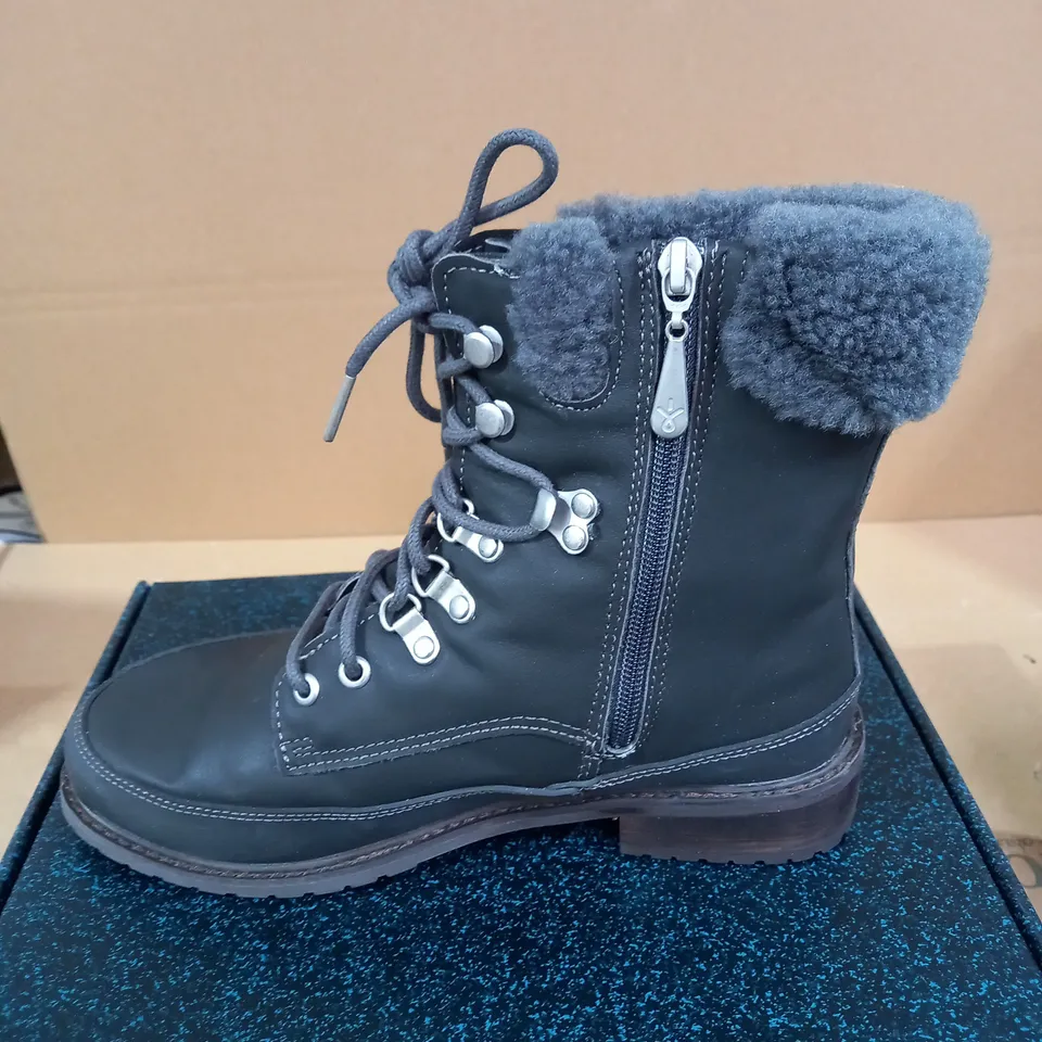 EMU AUSTRAILIA DARK GREY OKAB WATERPROOF BOOTS - SIZE 6
