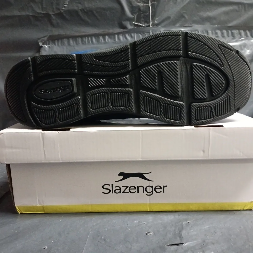 BOXED PAIR OF SLAZENGER ASSENT TRAINERS IN BLUE/BLACK SIZE UK 9
