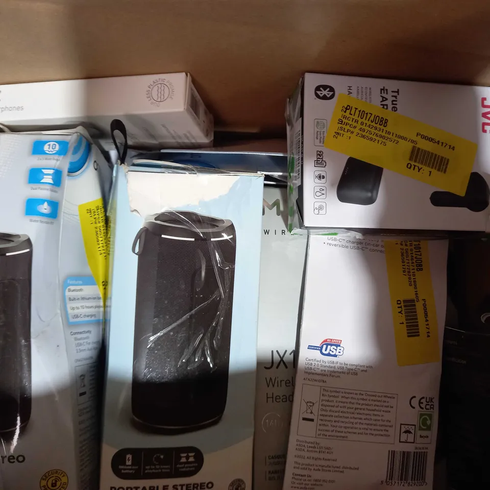 BOX OF APPROXIMATELY 10 ASSORTED ELECTRICAL ITEMS TO INCLUDE JVC GUMY MINI TRUE WIRELESS EARBUDS, MIXX MAGNETIC VENT MOUNT, BLACKWEB SYNC & CHARGE CABLE, ETC