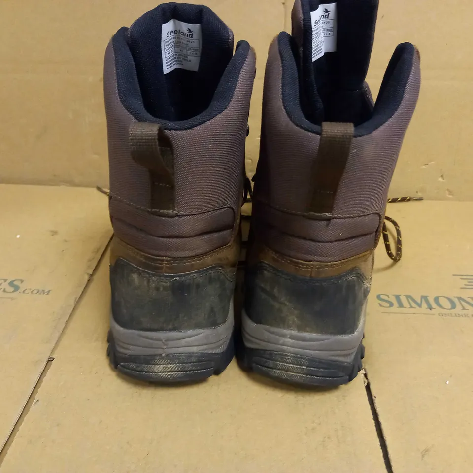 PAIR OF SEELAND HAWKER LOW BOOT - SIZE 10.5