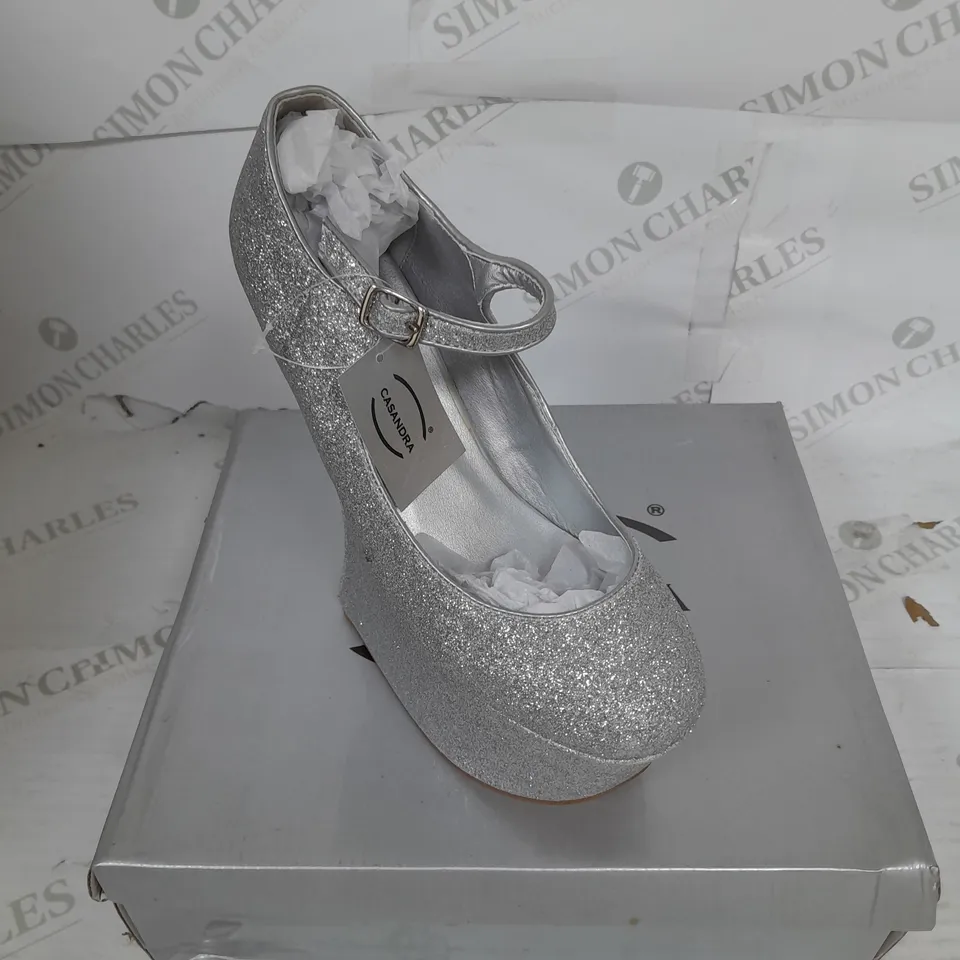 BOXED PAIR OF CASANDRA PLATFORM STRAP HEEL IN SILVER GLITTER SIZE 5