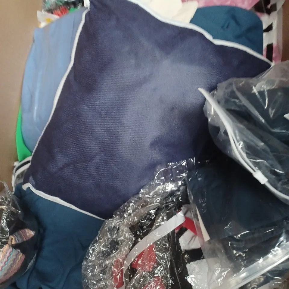 APPROX 20 ASSORTED CLOTHING ITEMS TO INCLUDE T-SHIRTS, DRESSES, SHORTS ETC