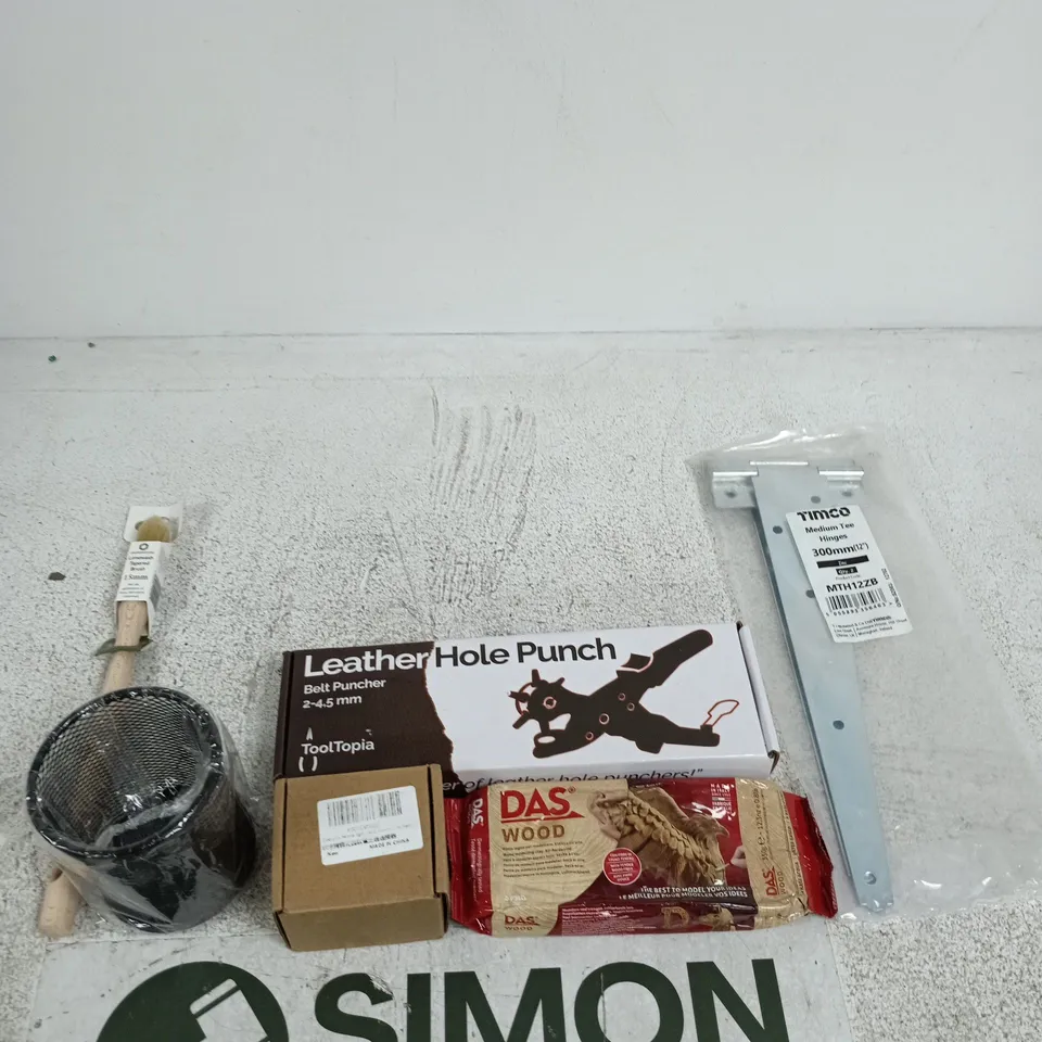 APPROXIMATELY 20 ASSORTED ITEMS INCLUDING TIMCO MEDIUM TEE HINGES, DAS WOOD AND A LEATHER HOLE PUNCH