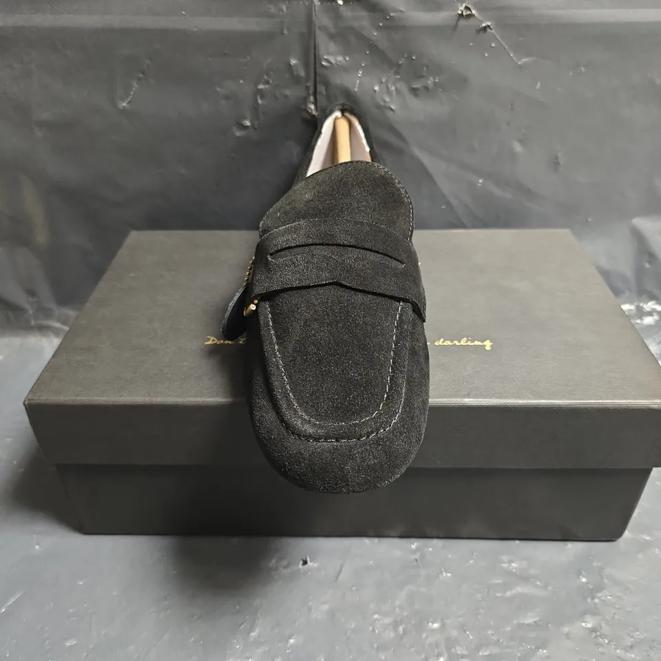 BOXED PAIR OF NV SLIP-ON SHOES IN BLACK SIZE 5