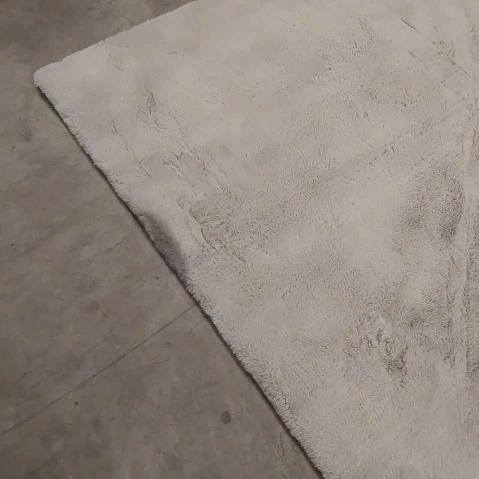 QUALITY DESIGNER AREA RUG - APPROXIMATELY 290 x 180cm