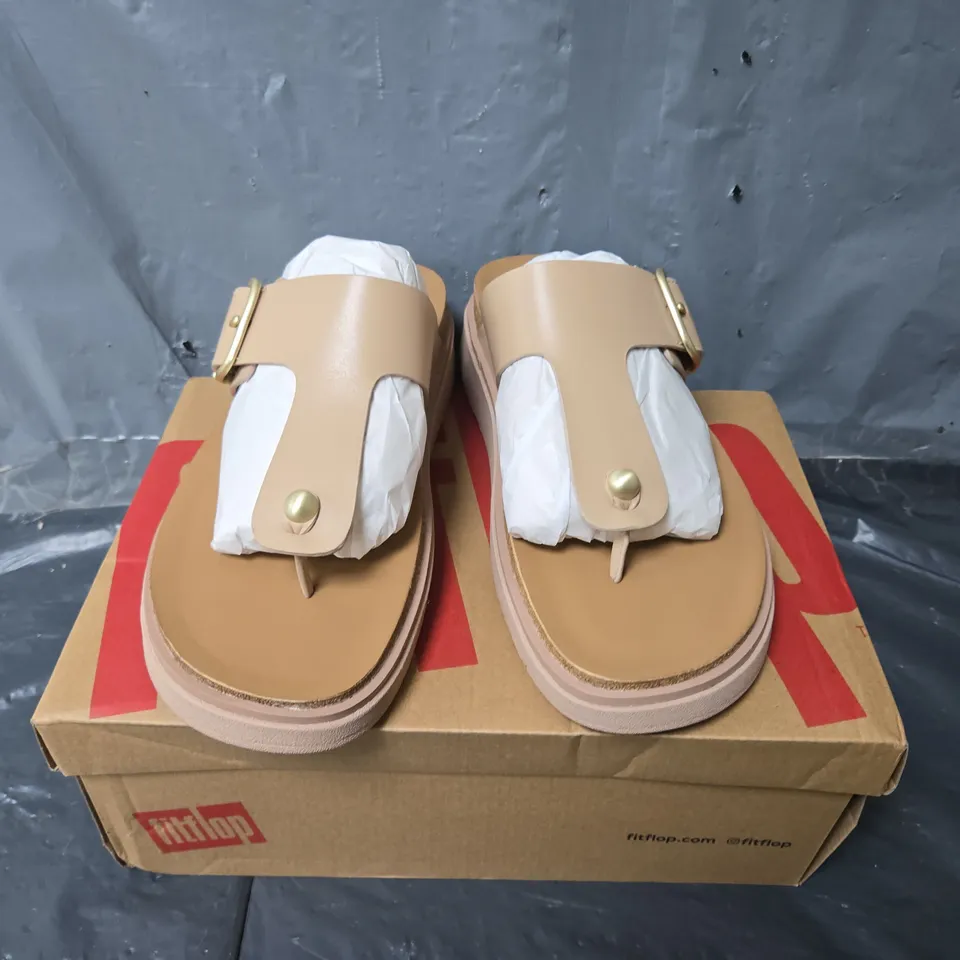 BOXED PAIR OF FITFLOP GEN-FF BUCKLE LEATHER TOE-POST SANDALS IN CLASSIC BEIGE - UK 7