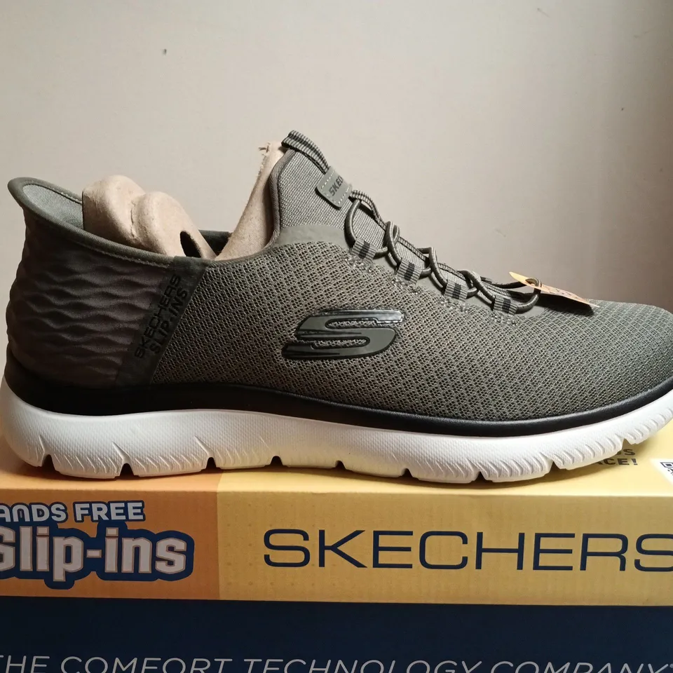 BOXED PAIR OF SKECHERS SLIP-INS HANDS FREE TRAINERS – MEN’S UK 11