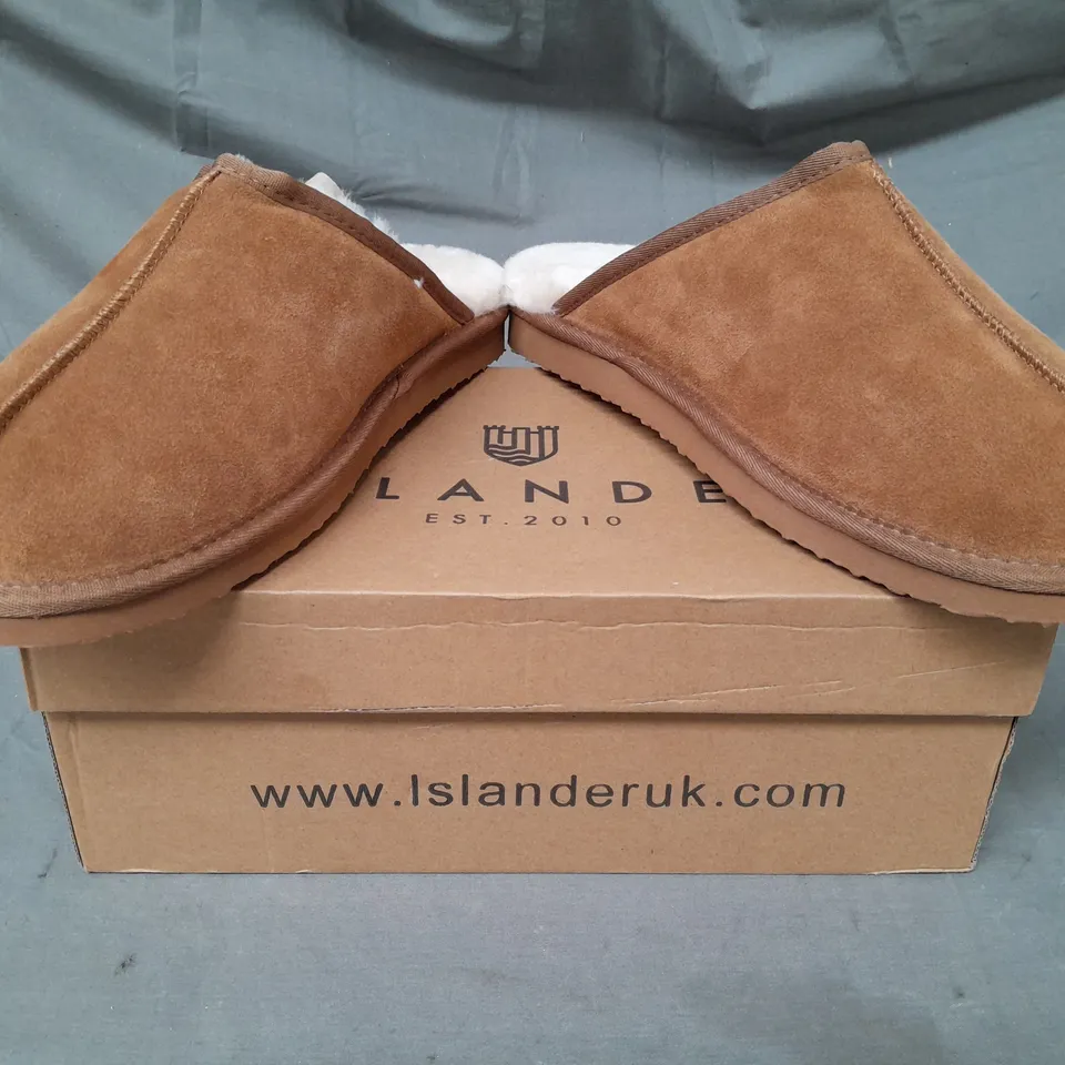 BOXED PAIR OF ISLANDER SLIPPERS IN TAN UK SIZE 11-12