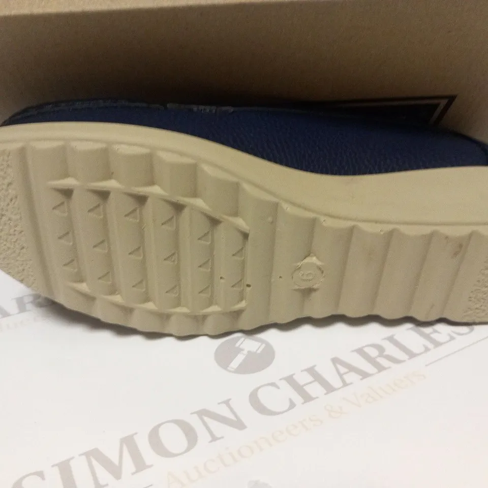 BOXED CUSHION WALK NAVY LOAFER SIZE 6