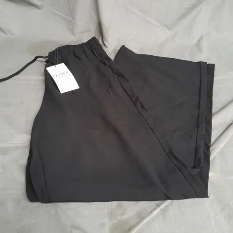 STRADIVARIUS DAILY TROUSERS IN BLACK SIZE M