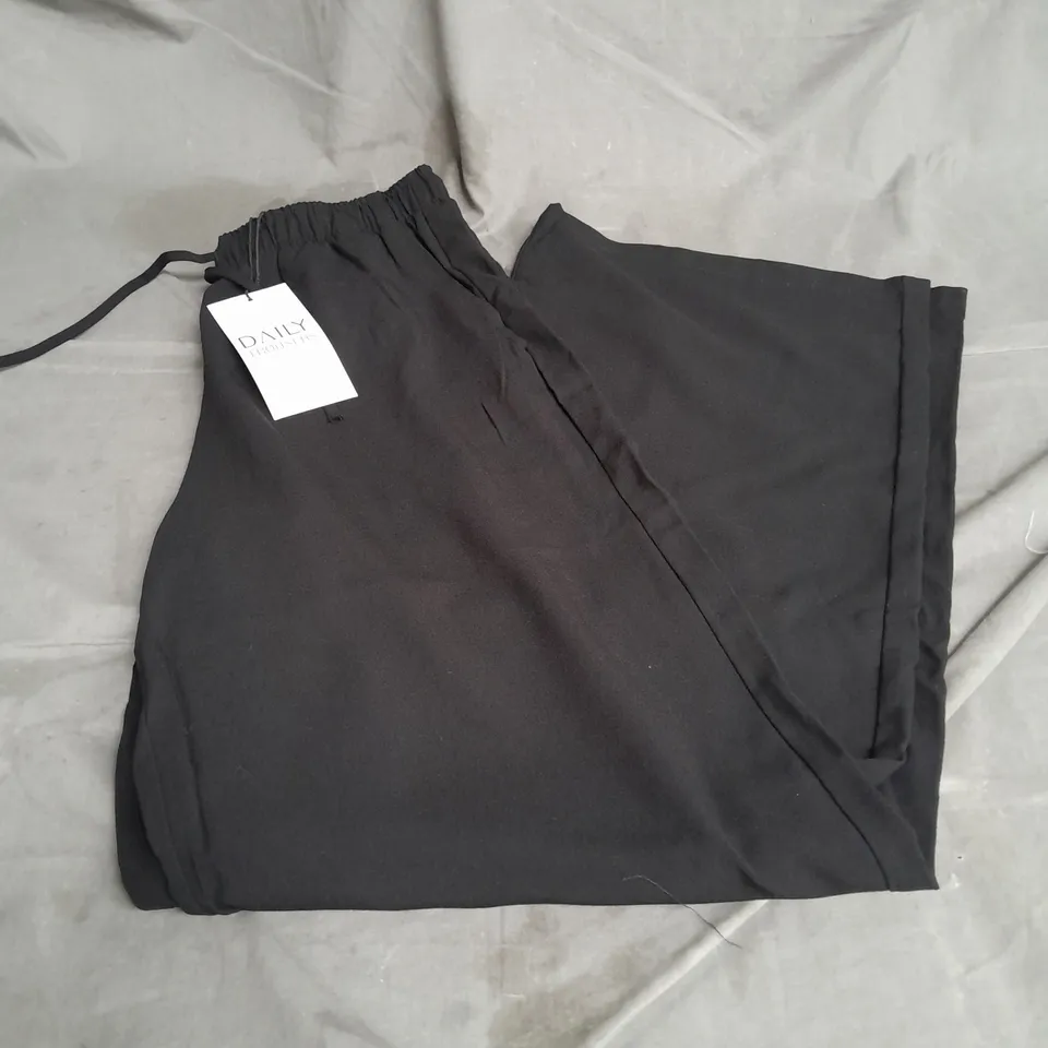 STRADIVARIUS DAILY TROUSERS IN BLACK SIZE M