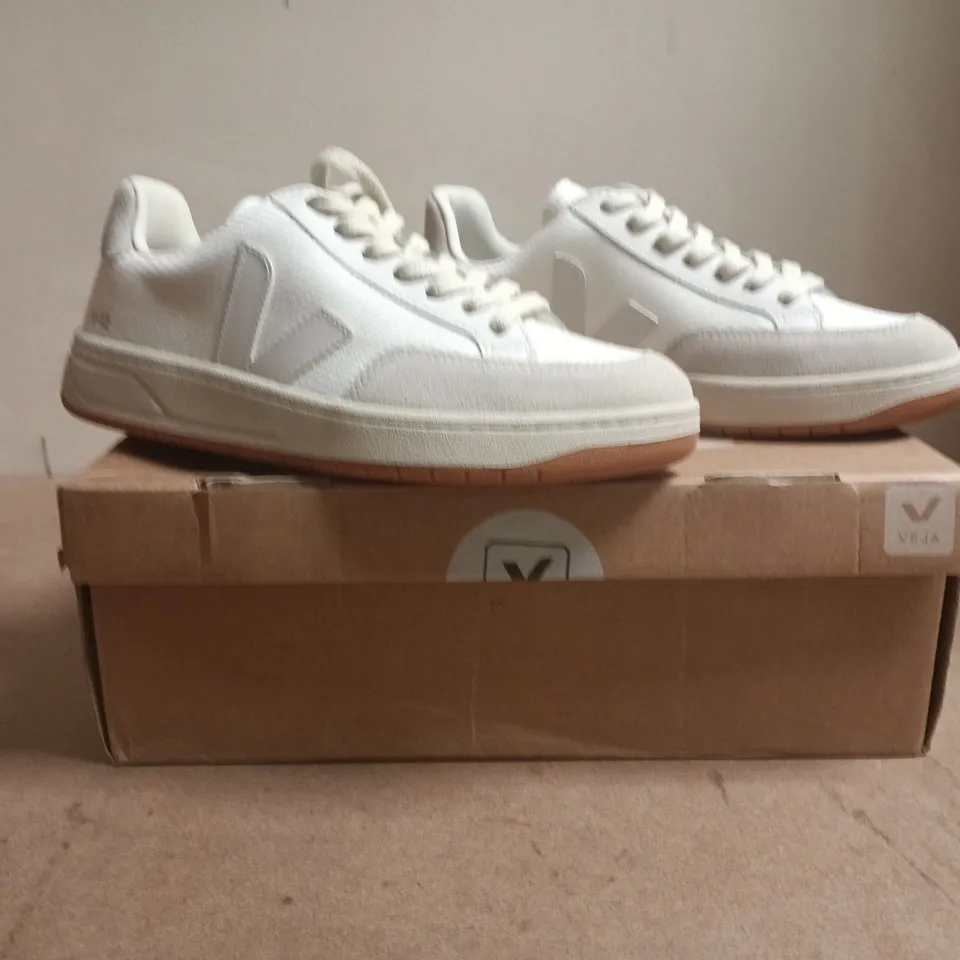 BOXED PAIR OF VEJA TRAINERS IN WHITE SIZE UK W7/M6