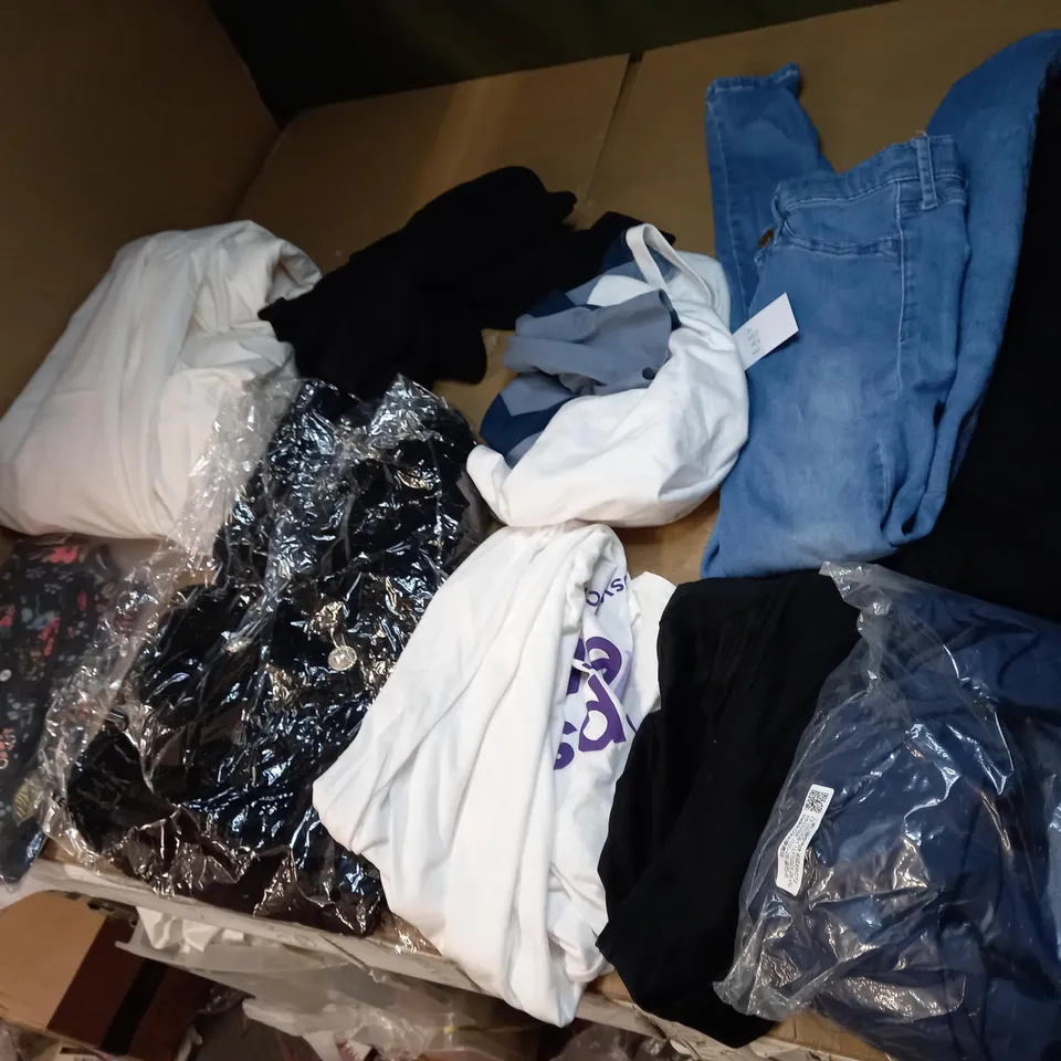 LOT OF APPROX 20 ASSORTED CLOTHING ITEMS VARYING IN SIZE/COLOUR/STYLE TO INCLUDE: TROUSERS, DRESSES, JUMPERS