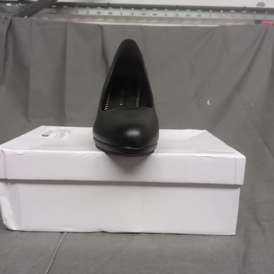 BOXED PAIR OF TMT TAIMUFENG SHOES HEELS IN BLACK EU SIZE 38