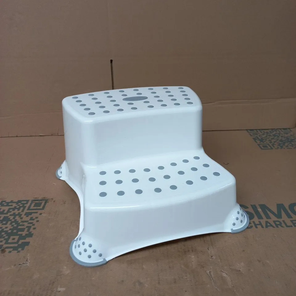 BOX OF APPROXIMATELY 15 ASSORTED ITEMS TO INCLUDE: GRIPPY STEPSTOOL