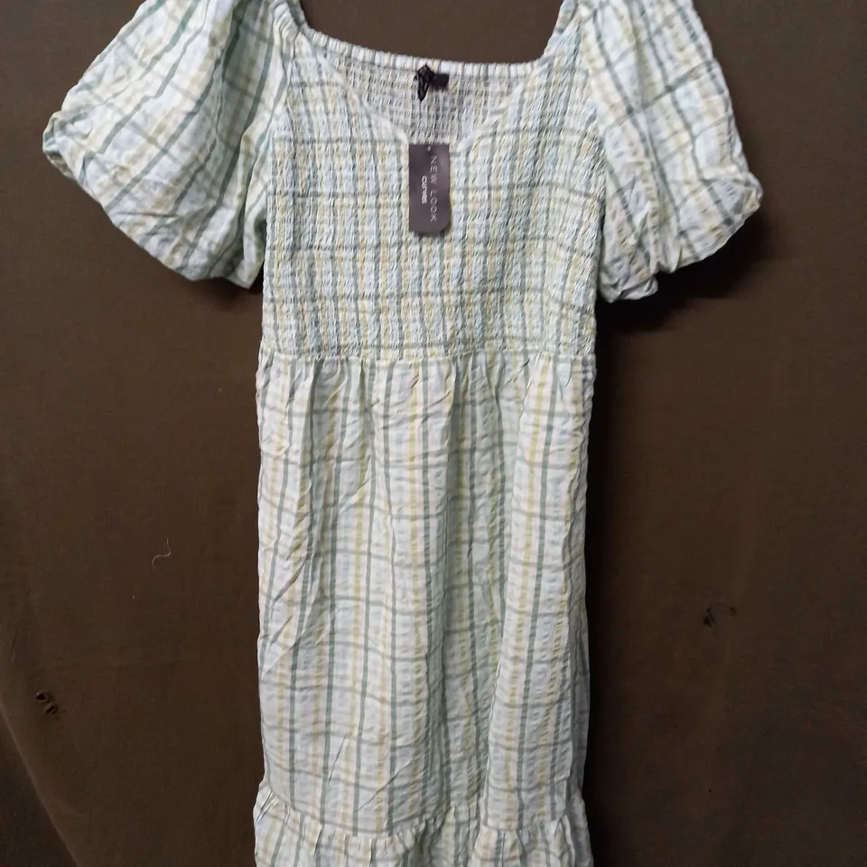 NEW LOOK CURVES COTTON SHIRRED BUST DRESS IN WHITE/GREEN/BLUE - UK 24