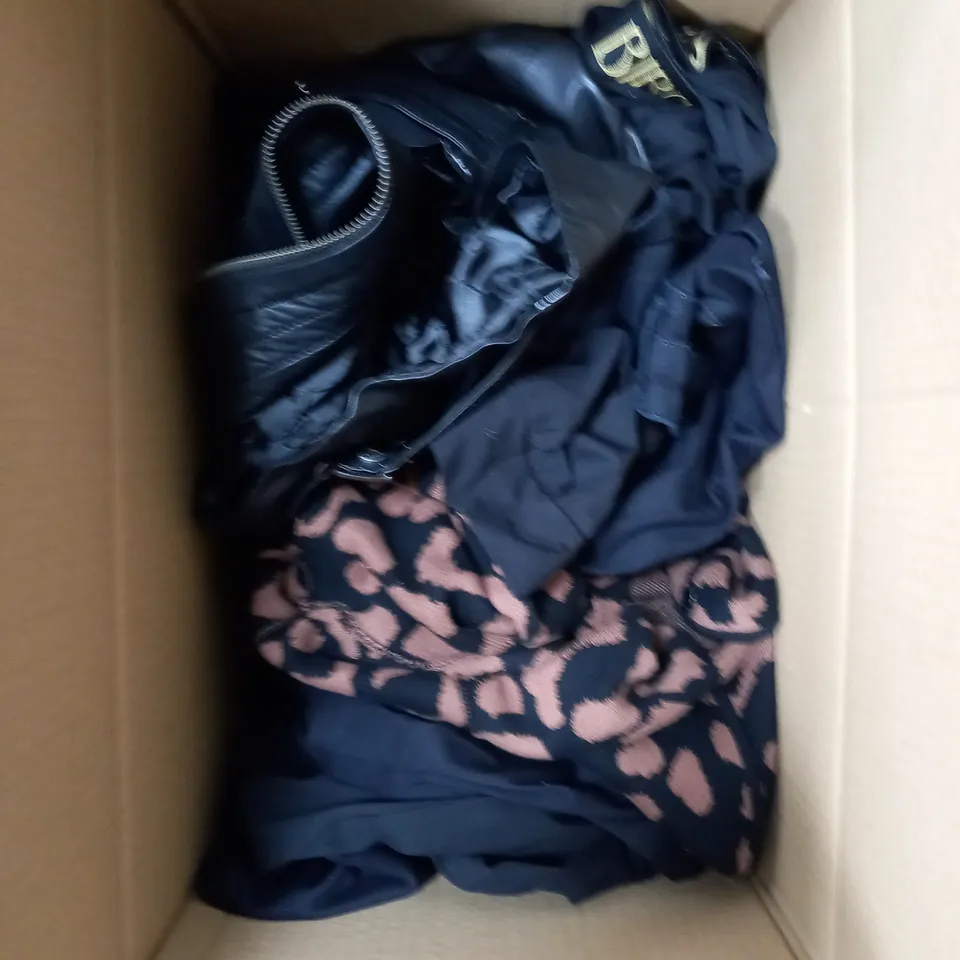 BOX OF APPROXIMATELY 10 ASSORTED WOMEN'S CLOTHING ITEMS INCLUDING TOPS, JEANS, SHIRTS 