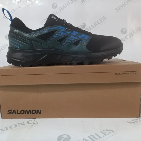 BOXED PAIR OF SALOMON WANDER GTX SHOES IN BLACK/BLUE UK SIZE 10.5