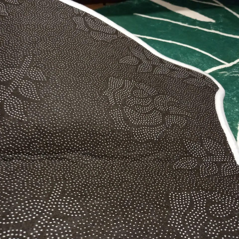 LEAF SHAPED RUG - 80X118CM