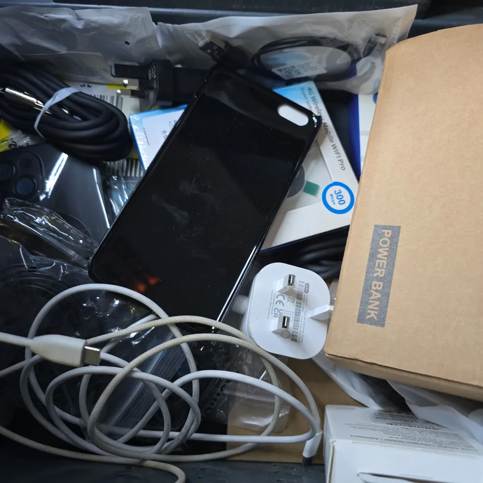 APPROXIMATELY 10 ASSORTED ITEMS TO INCLUDE - DURACELL FAST DUAL CHARGER , PHONE CASES ETC