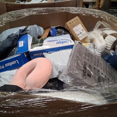 PALLET CONSISTING OF A LARGE QUANTITY OF ASSORTED PILLOWS AND SOFT FURNISHINGS
