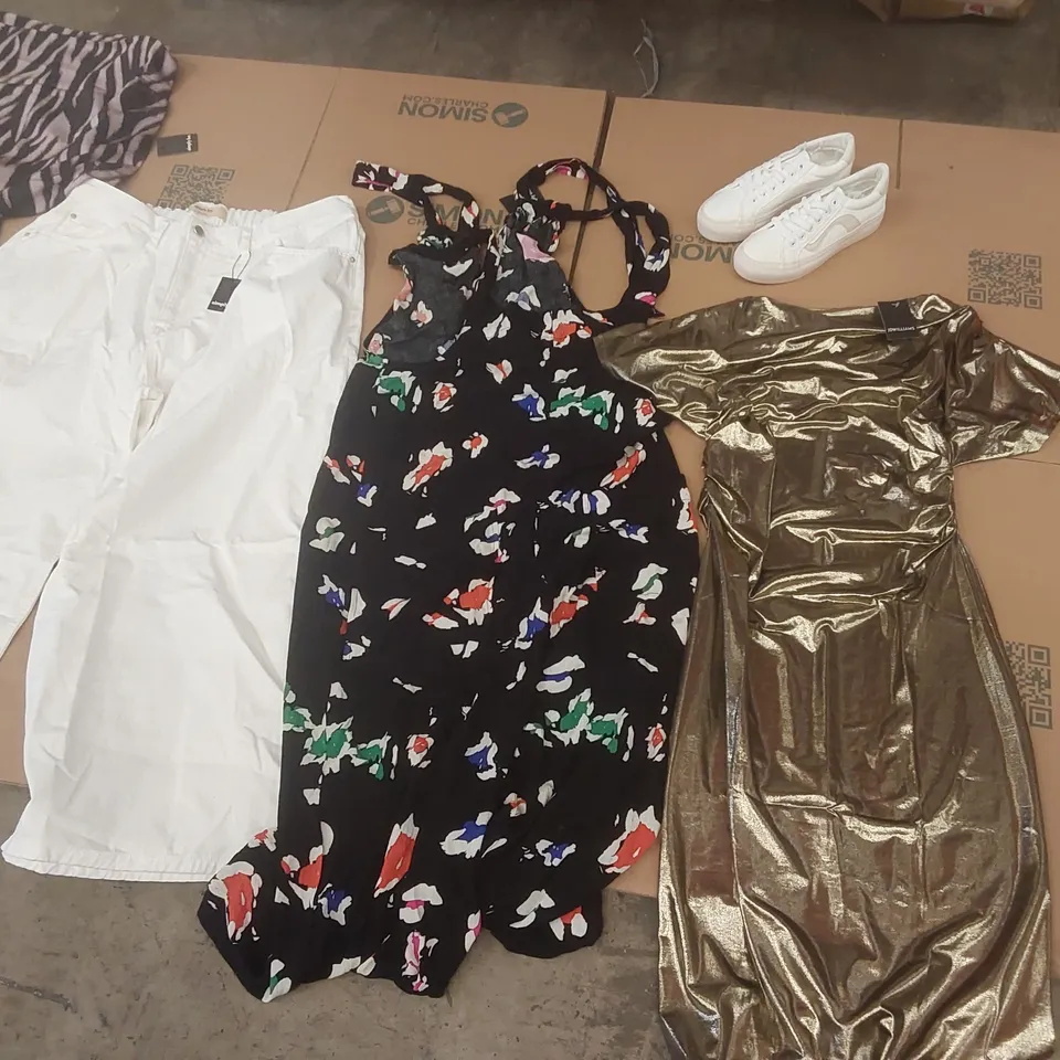 PALLET CONTAINING APPROXIMATELY 650x BRAND NEW ASSORTED DESIGNER CLOTHING ITEMS INCLUDING: SIMPLY BE DRESSES, JD WILLIAMS SHOES, SIMPLY BE JEANS ECT