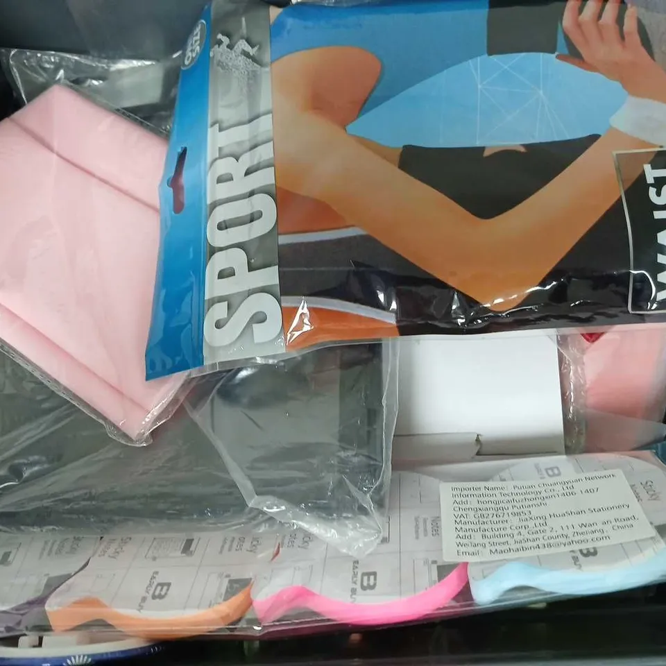 APPROXIMATELY 12 ASSORTED HOUSEHOLD ITEMS TO INCLUDE SOLAR LANDSCAPE LIGHT, DECORATORS CAULK, SPORT WAIST SUPPORT, ETC