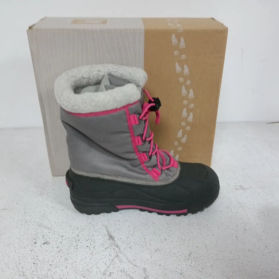 BOXED PAIR OF SOREL YOUTH CUMBERLAND 2 BOOTS IN LIGHT GREY/PINK - UK 5.5