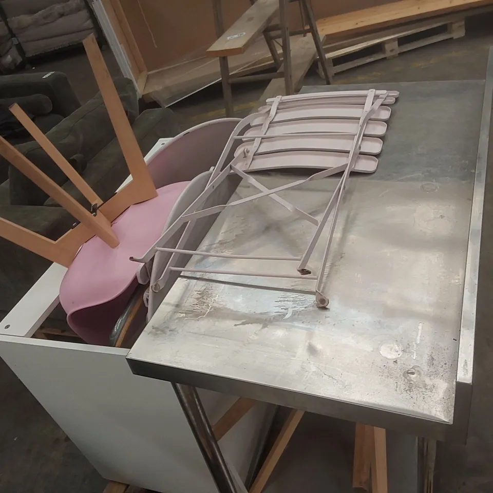 PALLET CONTAINING ASSORTED RESTAURANT ITEMS