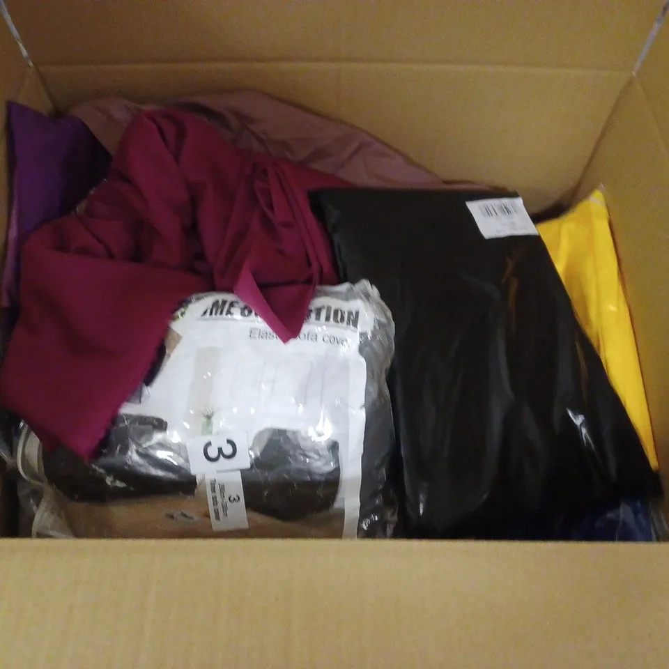 LARGE QUANTITY OF ASSORTED HOME FABRIC ITEMS TO INCLUDE CURTAINS, DOG RAIN COAT AND COUCH COVER