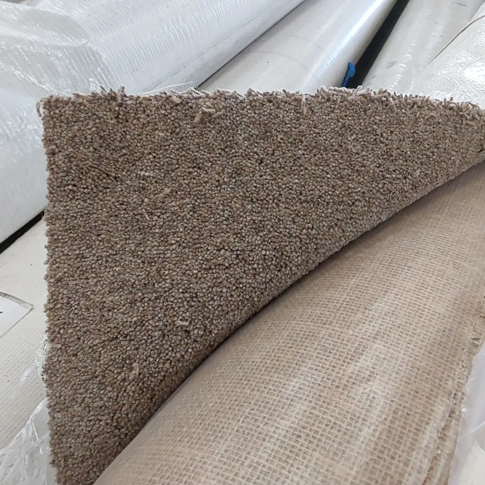 ROLL OF QUALITY QUARTZ BASALT CARPET // SIZE: APPROXIMATELY 4 X 4.7m