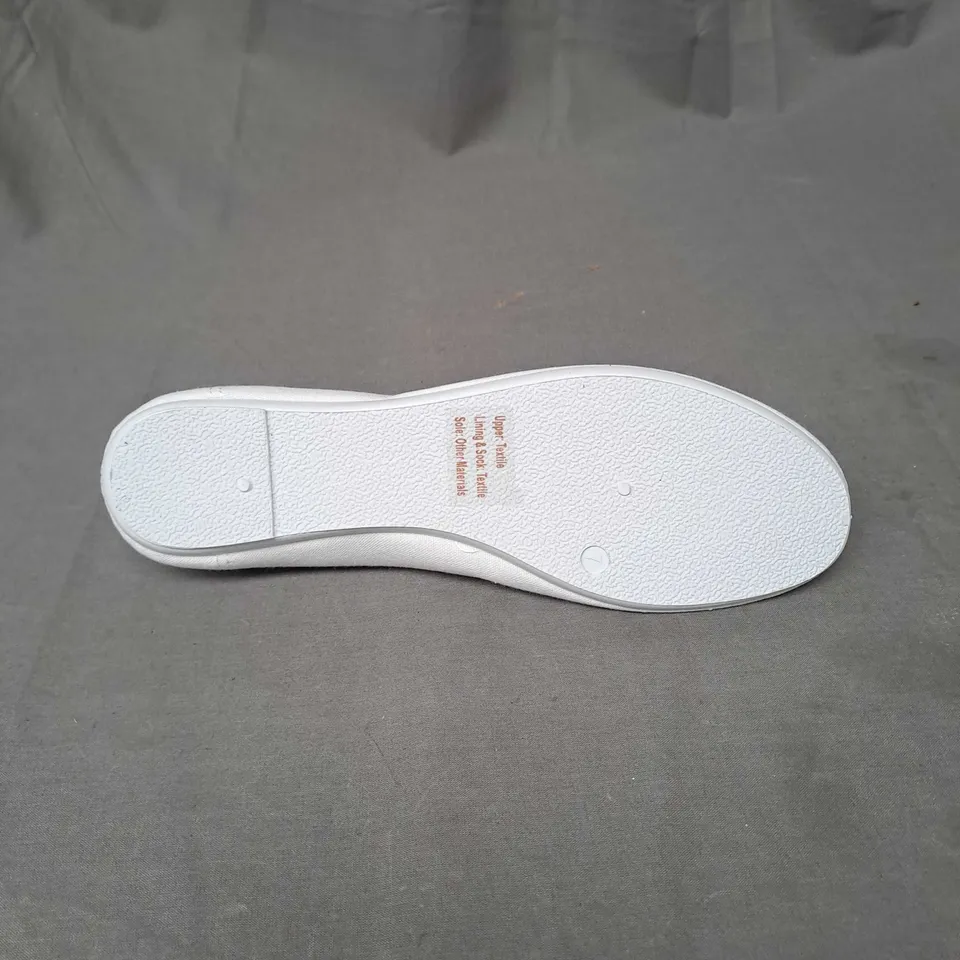 BOX OF APPROXIMATELY 12 PAIRS OF CANVAS BUCKLE SHOES IN WHITE SIZE 7