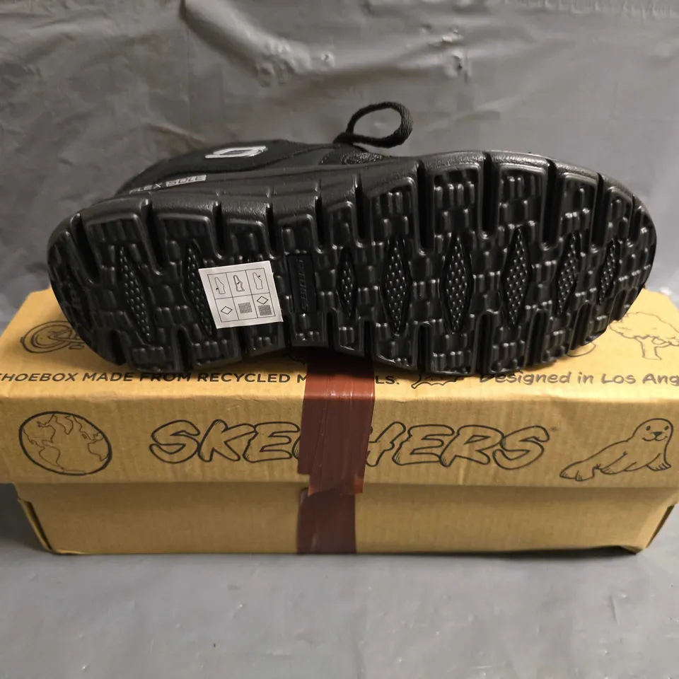BOXED PAIR OF KIDS SKECHERS TURBO RIDE TRAINERS - UK SIZE 13