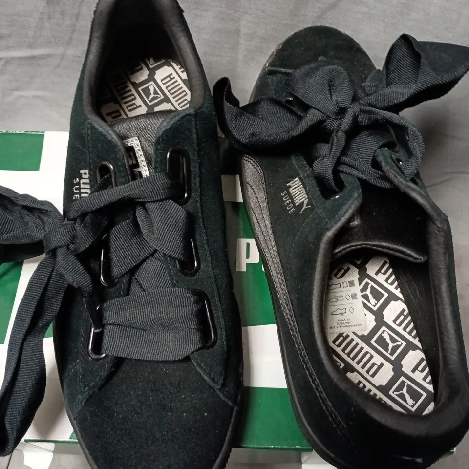 PUMA SUEDE TRAINERS IN BLACK - UK 7