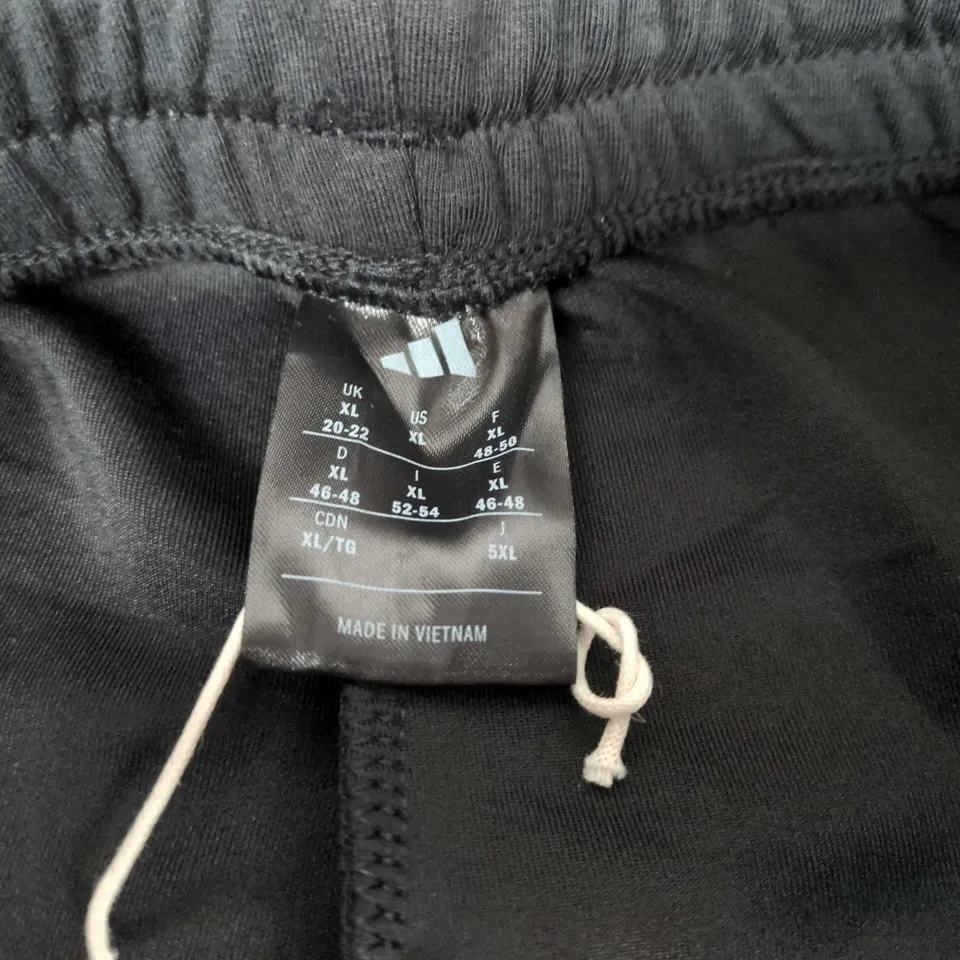 ADIDAS MEN'S BLACK ATHLETIC SHORTS – SIZE XL
