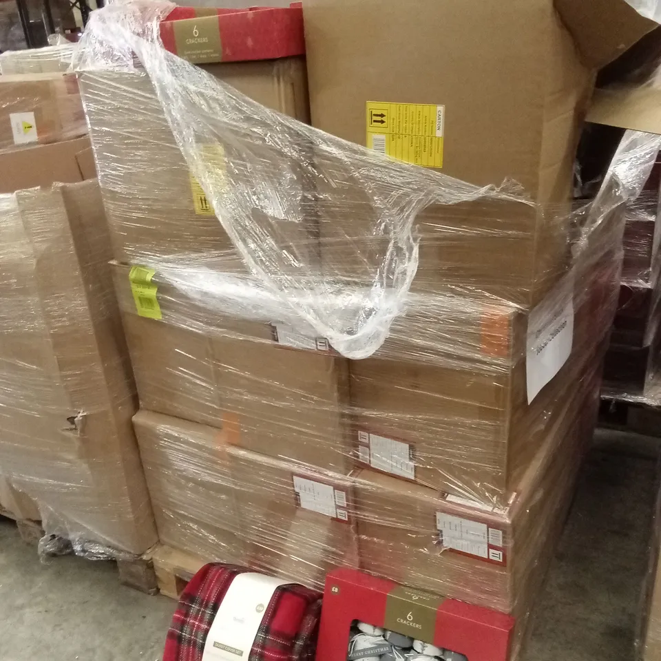 PALLET TO CONTAIN A LARGE QUANTITY OF CHRISTMAS DUVET COVER SETS AND CHRISTMAS CRACKERS