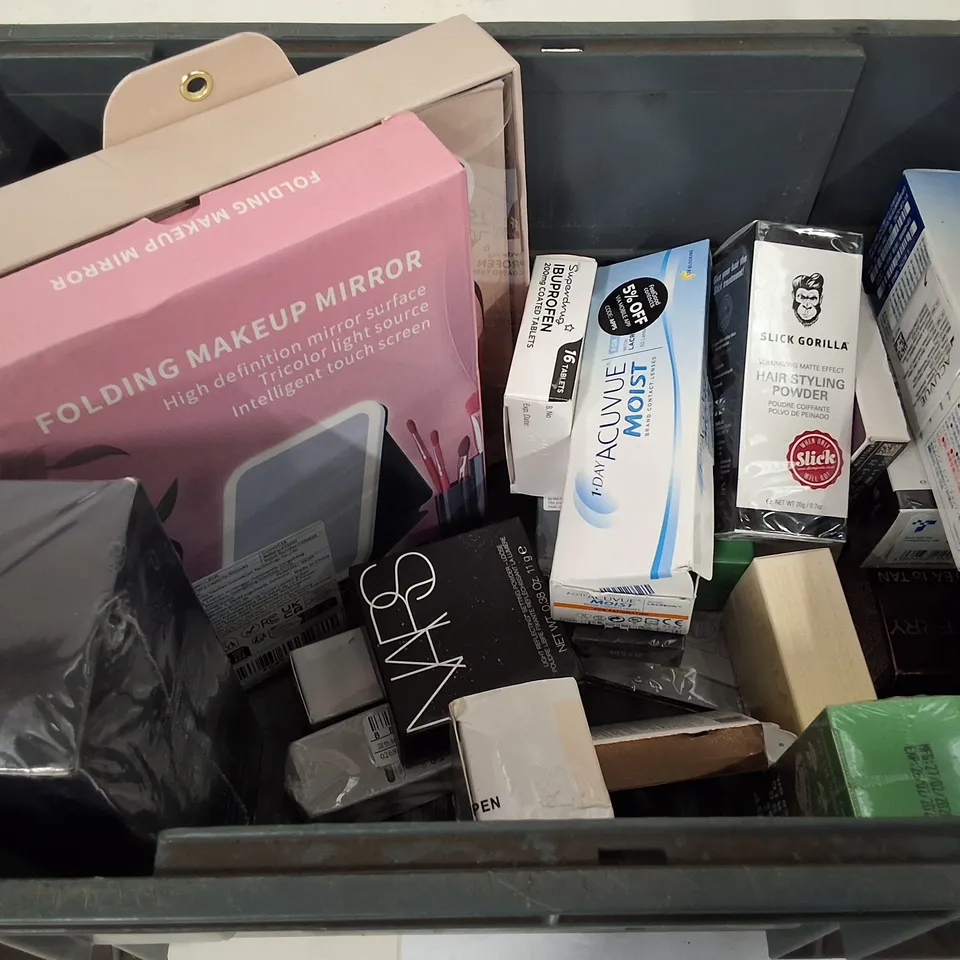 TOTE CONTAINING ASSORTED HEALTH & BEAUTY PRODUCTS INCLUDING FOLDING MAKEUP MIRROR, HAIR STYLING POWDER, BLACK HAIR DYE SHAMPOO & DAILY MOISTURE SERUM